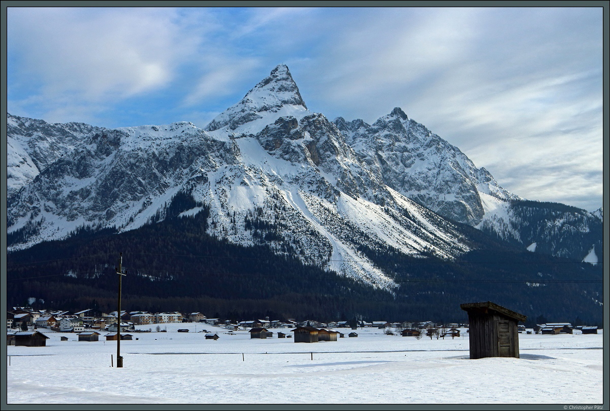 Die 2417 m hohe Sonnenspitze überragt die Häuser und Heuschober der Gemeinde Ehrwald. (03.03.2018)