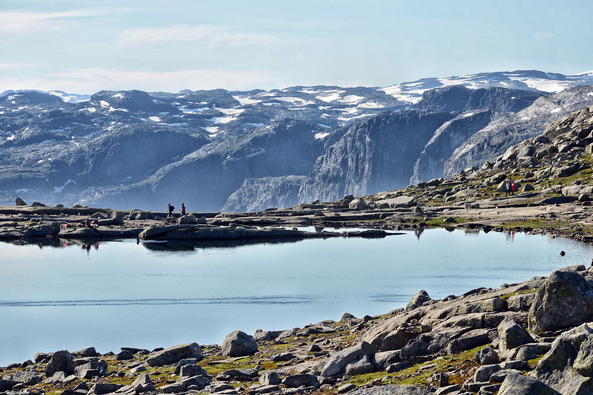 Die 27 Kilometer lange Wanderung zur Trolltunga (Norwegen) führt durchs Gebirge und am seen vorbei.
Aufnahme: 8. Juli 2018.