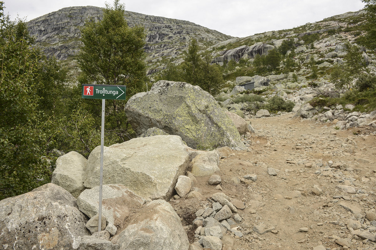 Die 27 Kilometer lange Wanderung zur Trolltunga führt durchs Gebirge und dauert insgesamt rund zehn Stunden, beim Aufstieg sind etwa 900 Höhenmeter zu überwinden. Aufnahme: 8. Juli 2018.