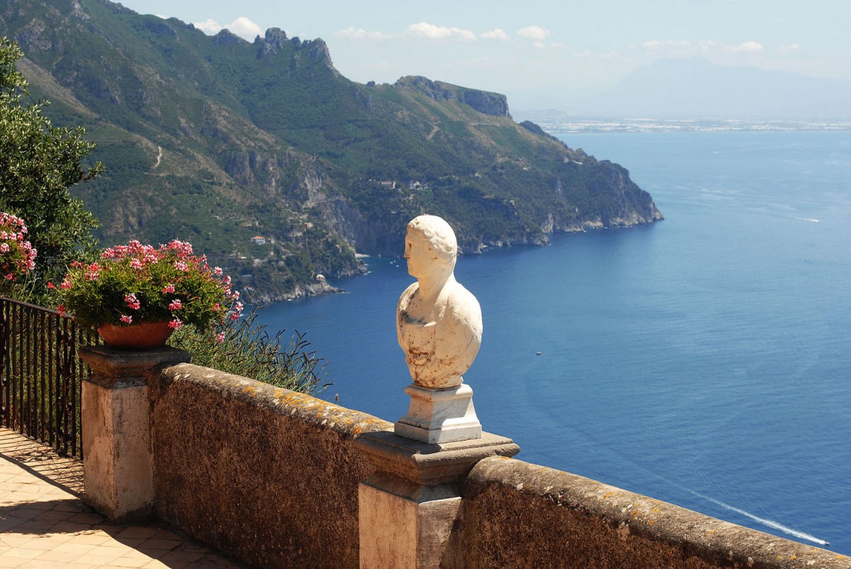 Die Amalfiküste von Villa Cimbrone in Ravello aus gesehen. Aufnahmedatum: 27. Juli 2011.