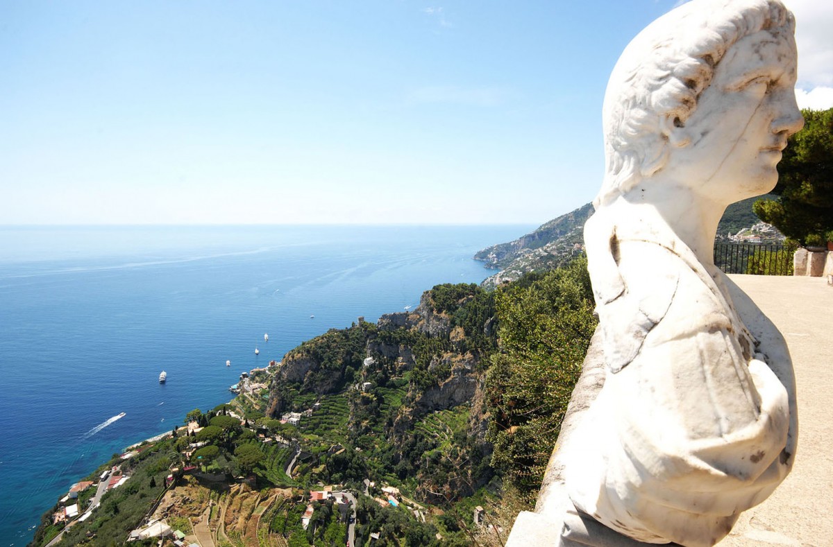 Die Amalfiküste von Villa Cimbrone in Ravello aus gesehen. Aufnahmedatum: 27. Juli 2011.