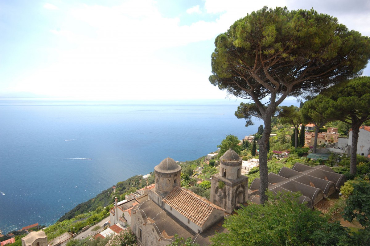 Die Amalfiküste von Villa Rufolo in Ravello aus gesehen. Aufnahmedatum: 27. Juli 2011.