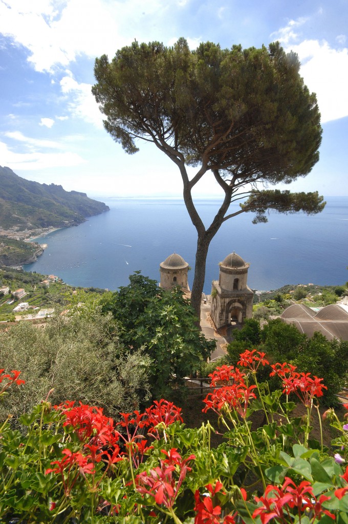 Die Amalfiküste von Villa Rufolo in Ravello aus gesehen. Aufnahmedatum: 27. Juli 2011.