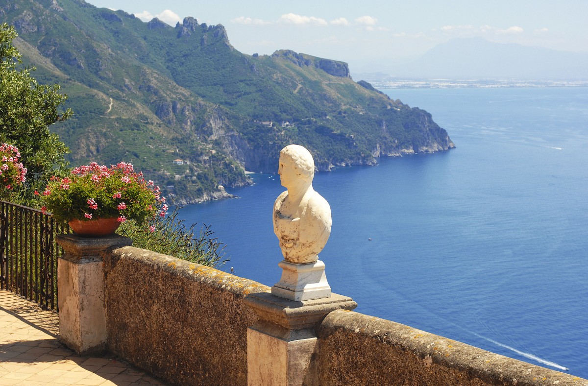 Die Amalfküste von Villa Cimbrone in Ravello aus gesehen. Aufnahme: Juli 2011.