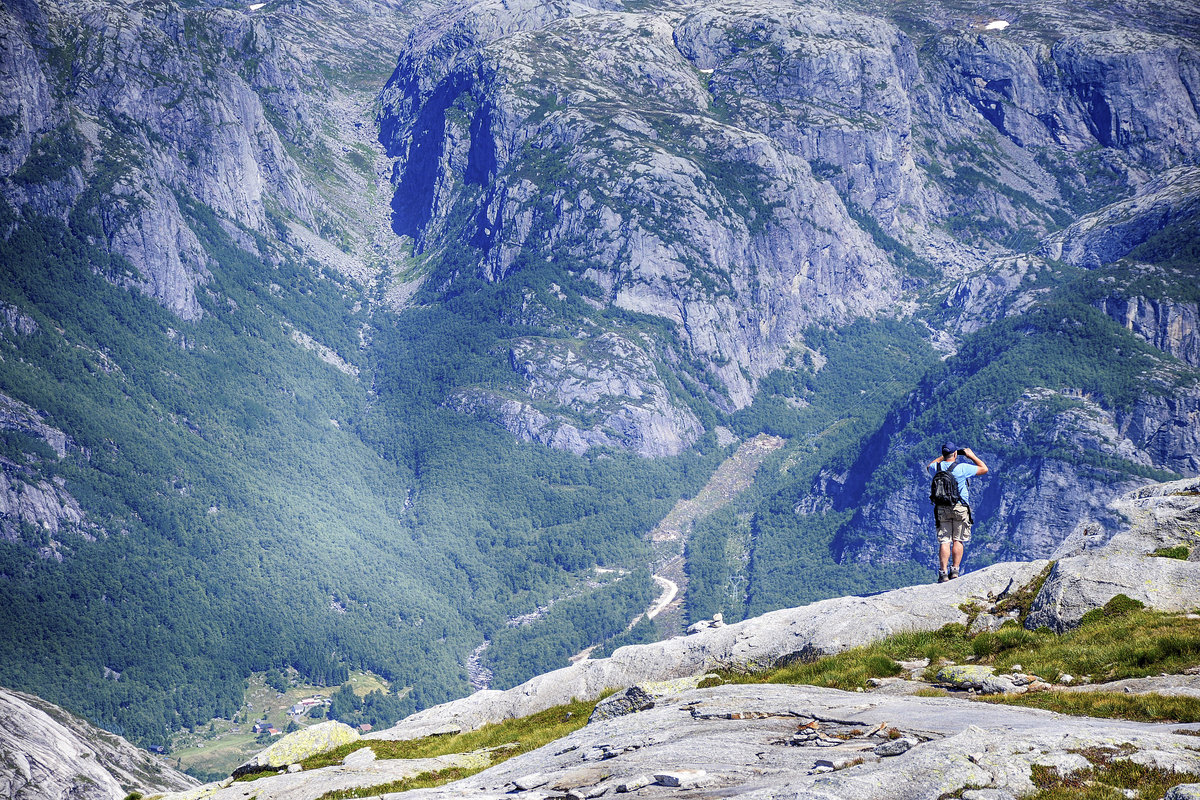 Die anspruchsvolle Wanderroute zum Kjeragbolten führt über mehrere Bergrücken. Die Route im südwestlichen Norwegen hat einen Höhenunterschied von 460 Metern.
Aufnahme: 3. Juli 2018.