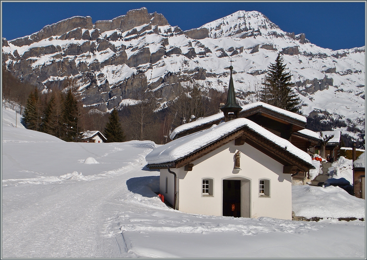 Die Antoniuskapelle im Weiher Birchen, endlich ohne die bis anhin störenden Wegweiser vor der Kapelle. 
11. Feb. 2015