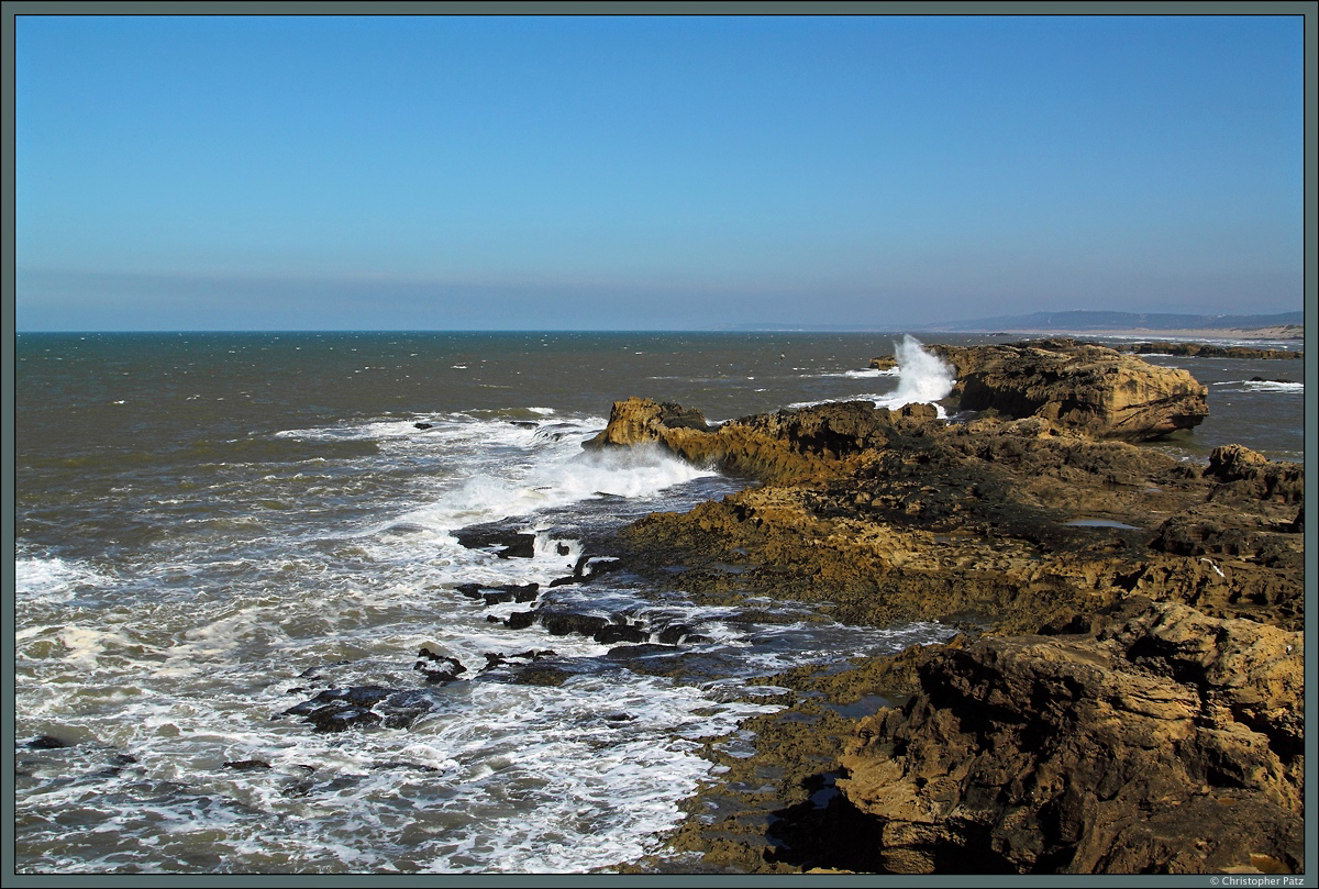 Die Atlantikküste von Essaouira wechselt zwischen Sandstränden und Sandsteinfelsen. Hier sind die Felsen vor der Stadtmauer von Essaouira zu sehen. (21.11.2015)