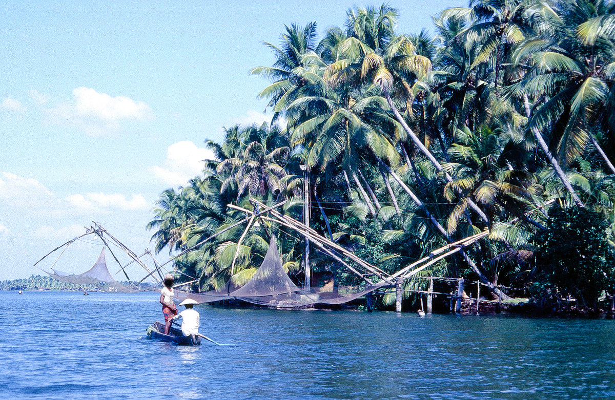 Die Backwaters sind ein verzweigtes Wasserstraßennetz im Hinterland der Malabarküste im südindischen Bundesstaat Kerala.
Bild vom Dia. Aufnahme: Dezember 1988.