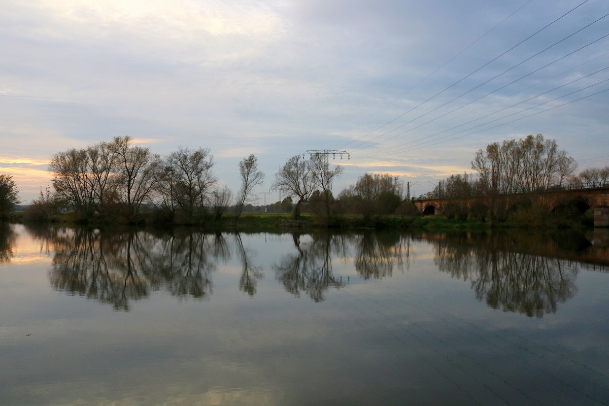 Die Bäume an der Saale in der Saaleaue bei Böllberg-Wörmlitz in Halle (Saale) sind Anfang November fast kahl und spiegeln sich im ruhigen Fluss neben der Bahnstrecke Halle–Hann. Münden. [4.11.2017 | 16:18 Uhr]