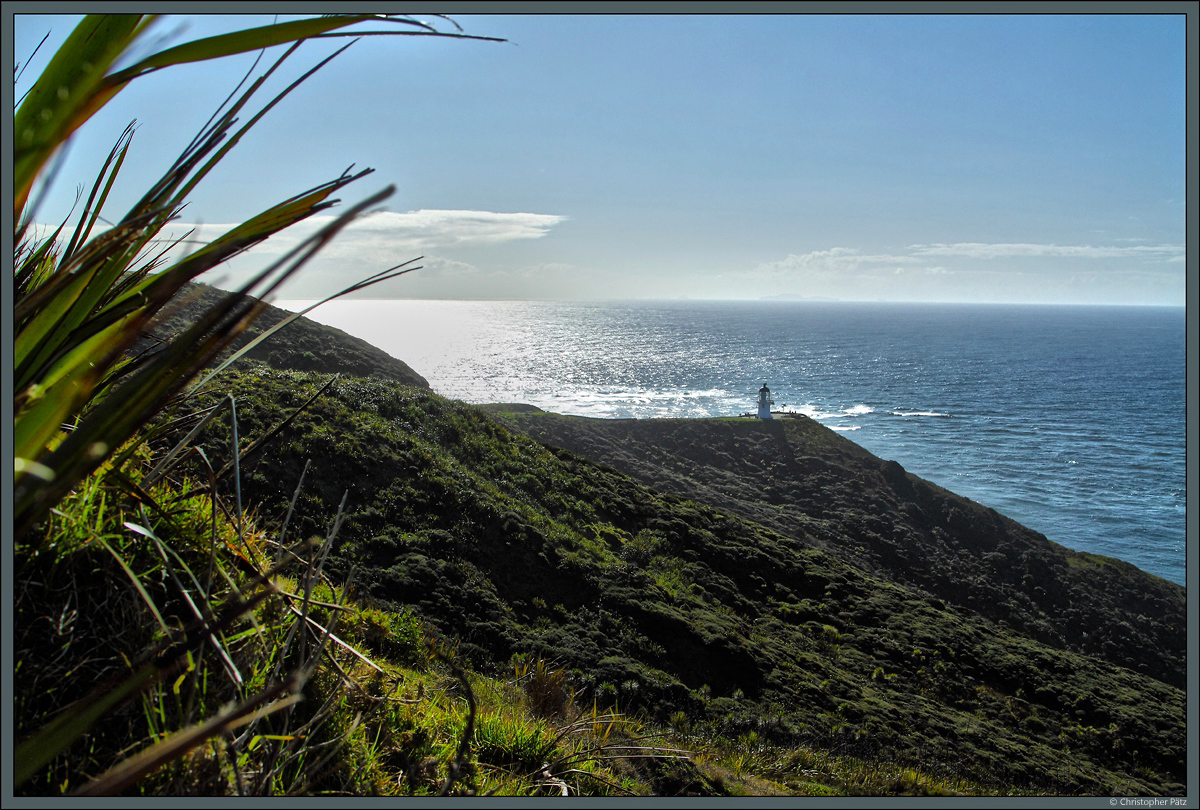 Die bekannteste Sehenswürdigkeit von Cape Reinga, dem nordwestlichsten Punkt der neuseeländischen Nordinsel, ist der 1941 eröffnete Leuchtturm. Hier treffen die Wassermassen von Pazifik und Tasmansee zusammen. Schwach am Horizont oberhalb des Leuchturms erkennbar sind die Drei-Königs-Inseln, welche ca. 55 km vor der neuseeländischen Küste liegen. (13.10.2016)