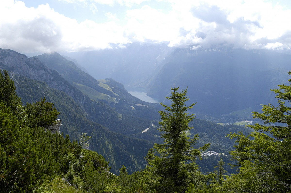 Die Berchtesgadener Alpen und das Königssee vom Kehlsteinhaus aus gesehen. Aufnahme: Juli 2008.