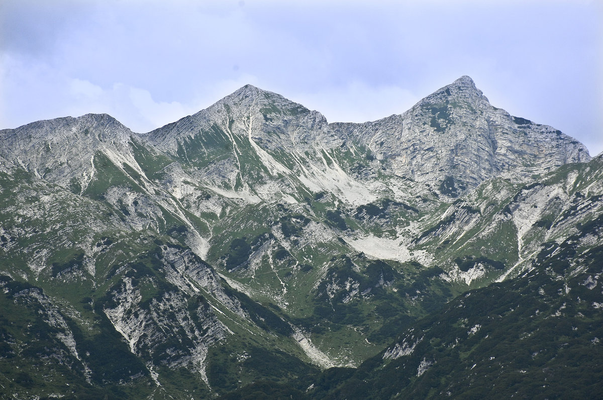 Die Berge Vrh nad Škrbino und Bohinjski Migovec von Orlova Giava in Slowenien aus gesehen. Aufnahme: 1. August 2016.