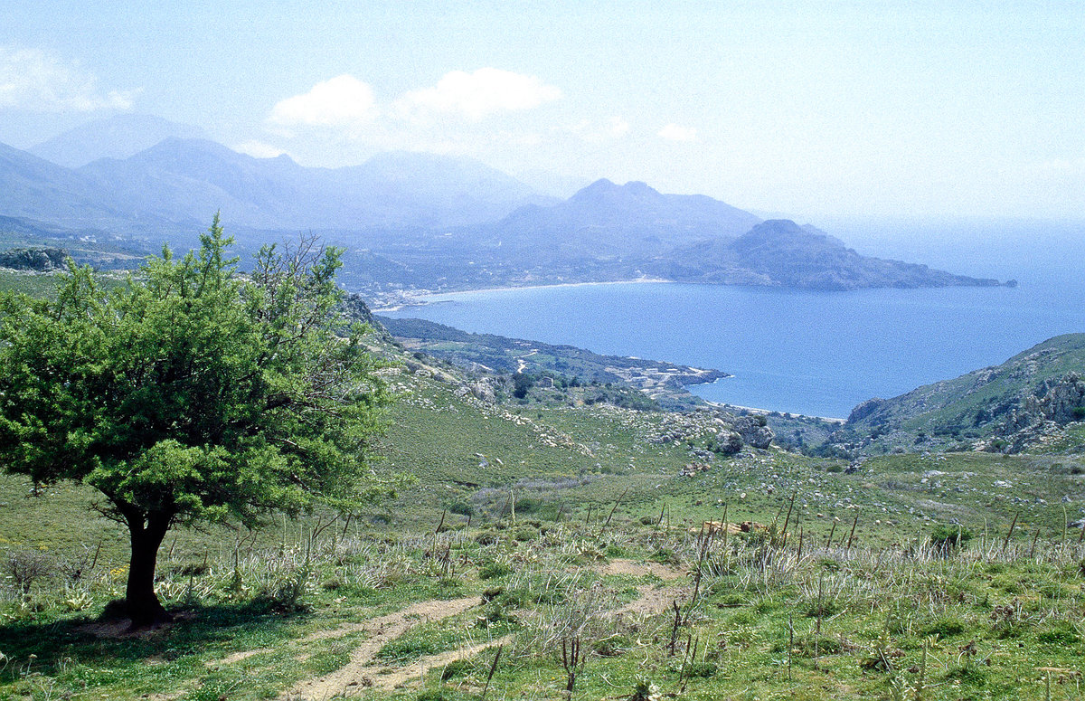 Die Bucht von Plakias an der Südküste von Kreta. Bild vom Dia. Aufnahme: April 1999.