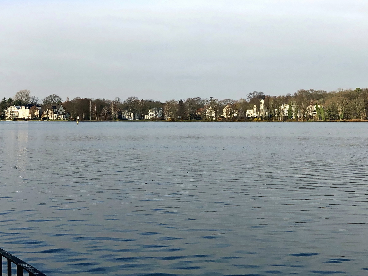Die Dahme gesehen von Grünau zu der Uferseite am Wendenschloß in Berlin Köpenick am 4. Dezember 2019. 
