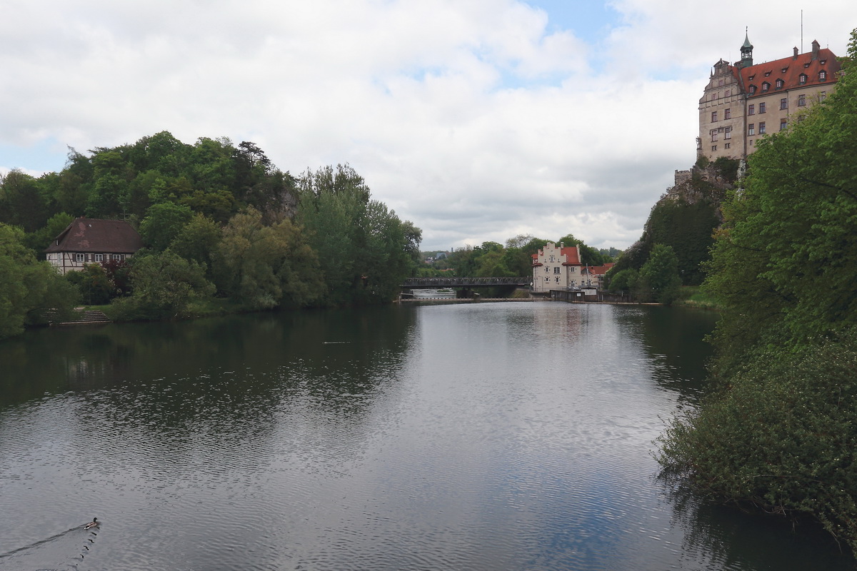 Die Donau am 12. Mai 2022 am Schloss Hohenzollern. 