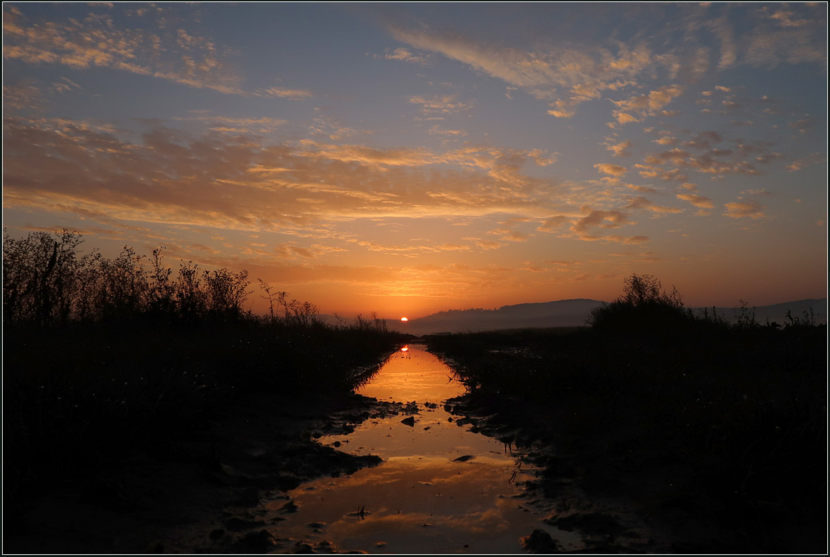 Die doppelte Sonne -

Sonnenaufgang über dem Remstal bei Kernen-Rommelshausen.

09.11.2020 (M)