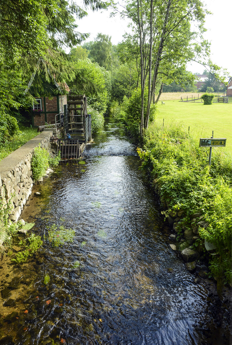 Die Eider an der Dorfstraße in Brügge bei Bordesholm in Schleswig-Holstein. Aufnahme: 29. Juni 2021.