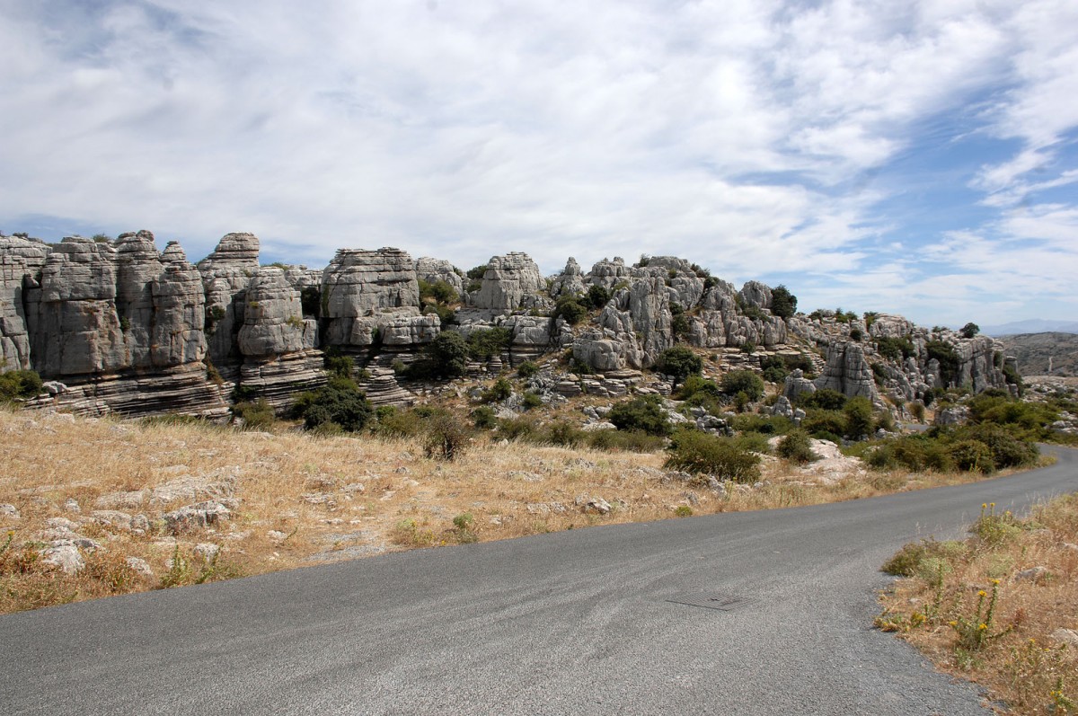 Die Einfahrt zum Paraje Natural Torcal de Antequera in Andalusien. Aufnahme: Juli 2014.