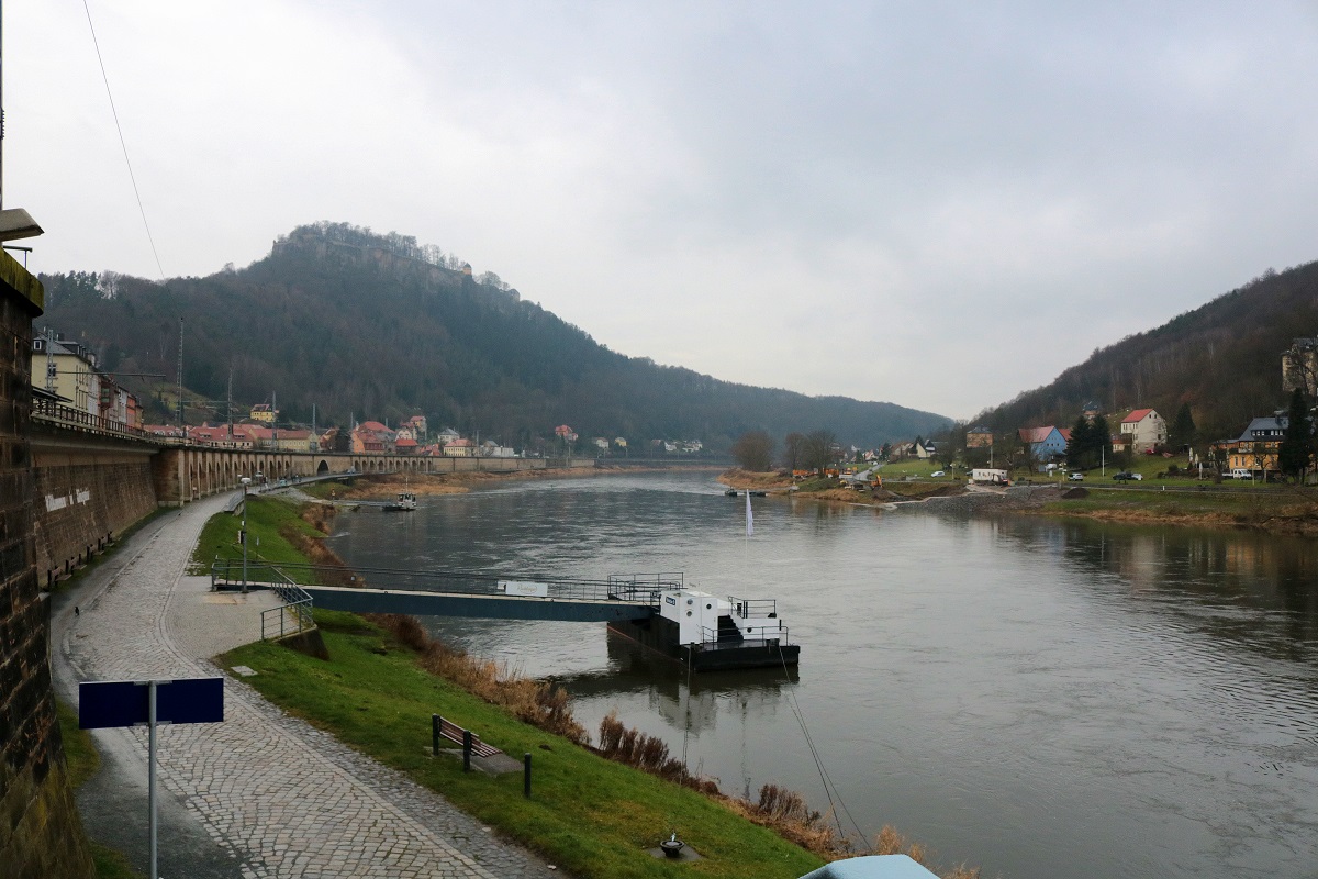 Die Elbe in Königstein (Sächsische Schweiz) neben der Bahnstrecke bei trübem Wetter, Blickrichtung Westen. [16.12.2017 | 13:41 Uhr]