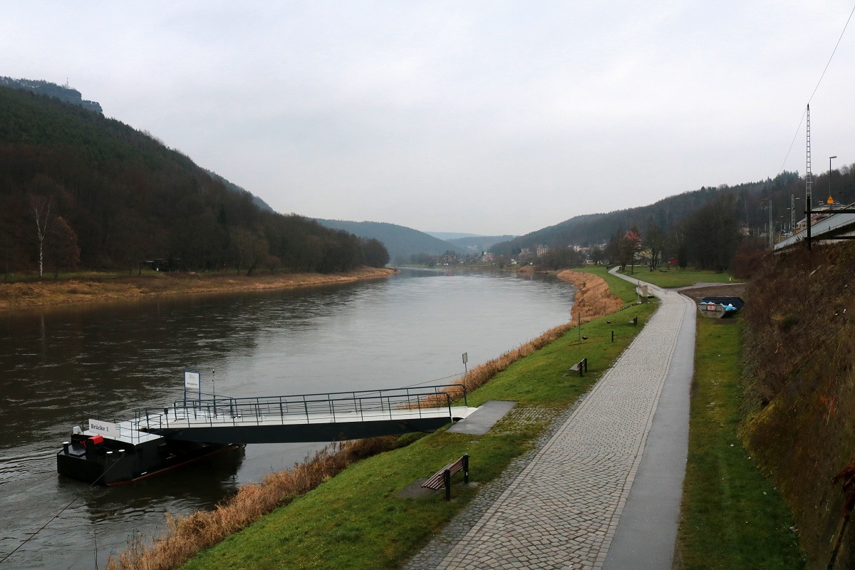 Die Elbe in Königstein (Sächsische Schweiz) neben der Bahnstrecke bei trübem Wetter, Blickrichtung Osten. [16.12.2017 | 13:41 Uhr]