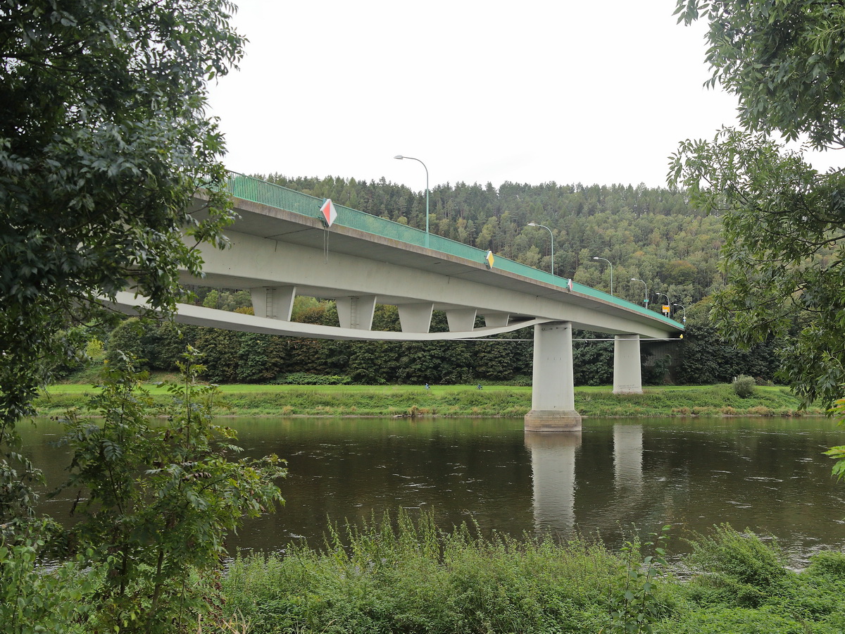 Die Elbe mit der überführenden Elbbrücke (mit der B 72) nach Bad Schandau am 06. Oktober 2021.