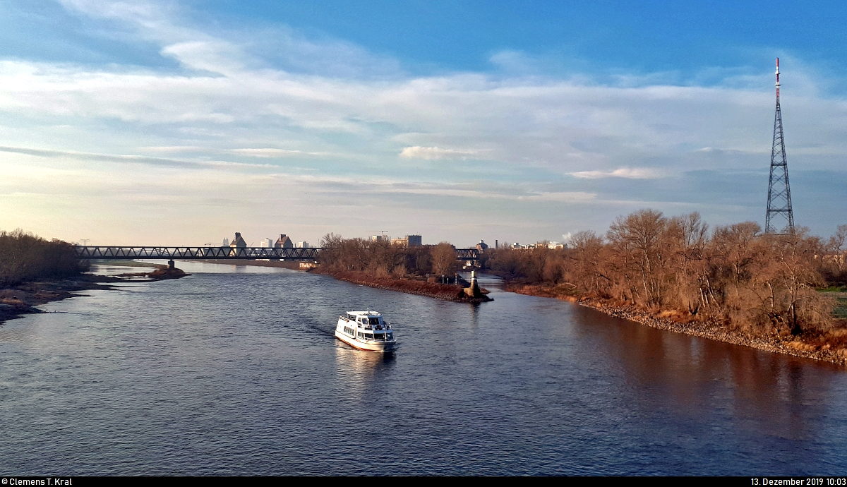 Die Elbe im Norden Magdeburgs mit kleinem Schiff, von der Herrenkrugbrücke aus gesehen.
Westlich (rechts) des Flusses schließt sich der Stadtteil Magdeburg-Industriehafen an.
(Smartphone-Aufnahme)
[13.12.2019 | 10:03 Uhr]