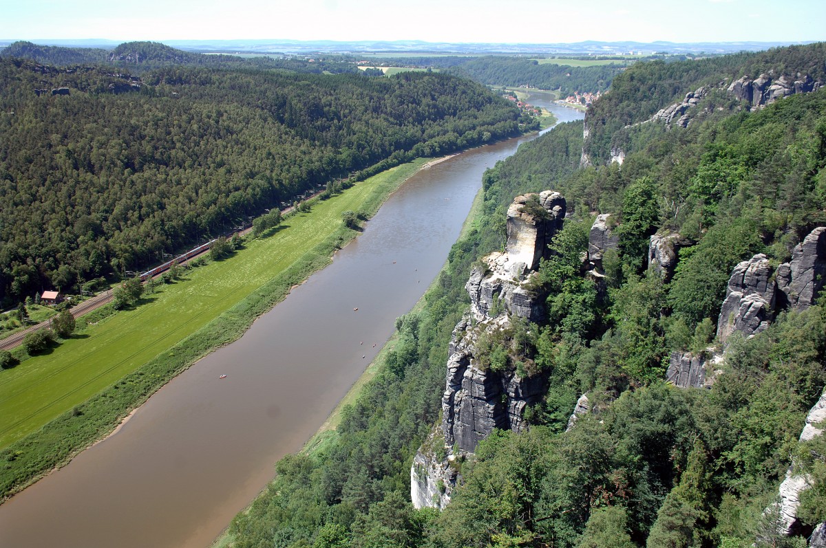 Die Elbe östlich von der Stadt Wehlen. Aufnahme: Juni 2014.