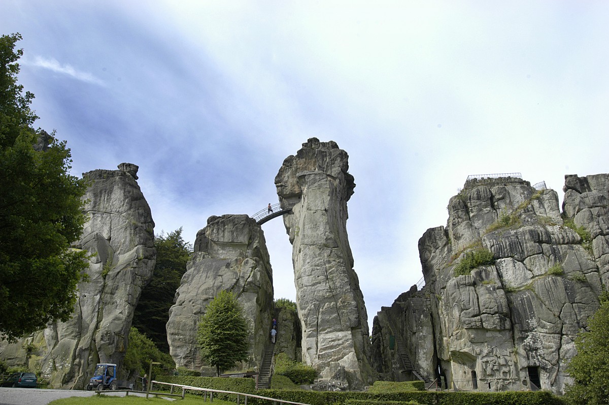 Die Externsteine sind Bestandteil der vorwiegend aus Sandsteinen der Unterkreide-Zeit aufgebauten mittleren Gebirgskette des Teutoburger Waldes.  Aufnahme: Juli 2007.