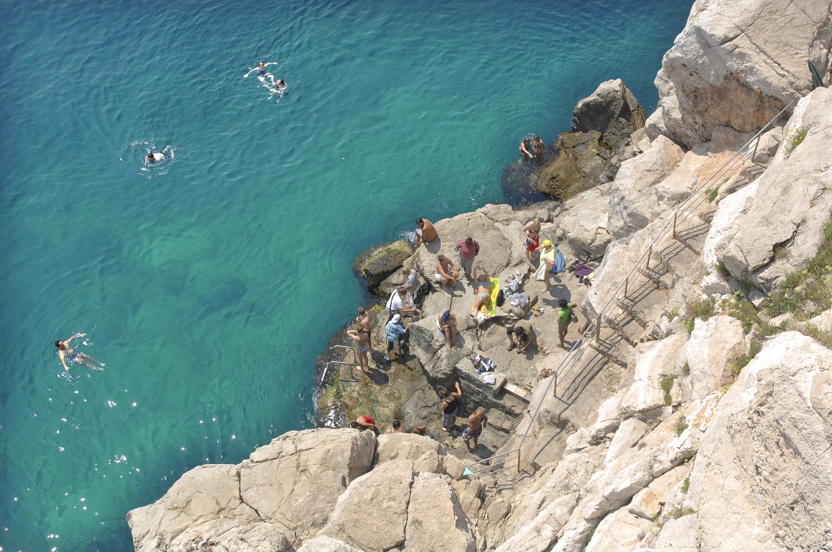 Die Felsenküste bei Dubrovnik von der Stadtmauer aus gesehen. Aufnahme: Juli 2009.