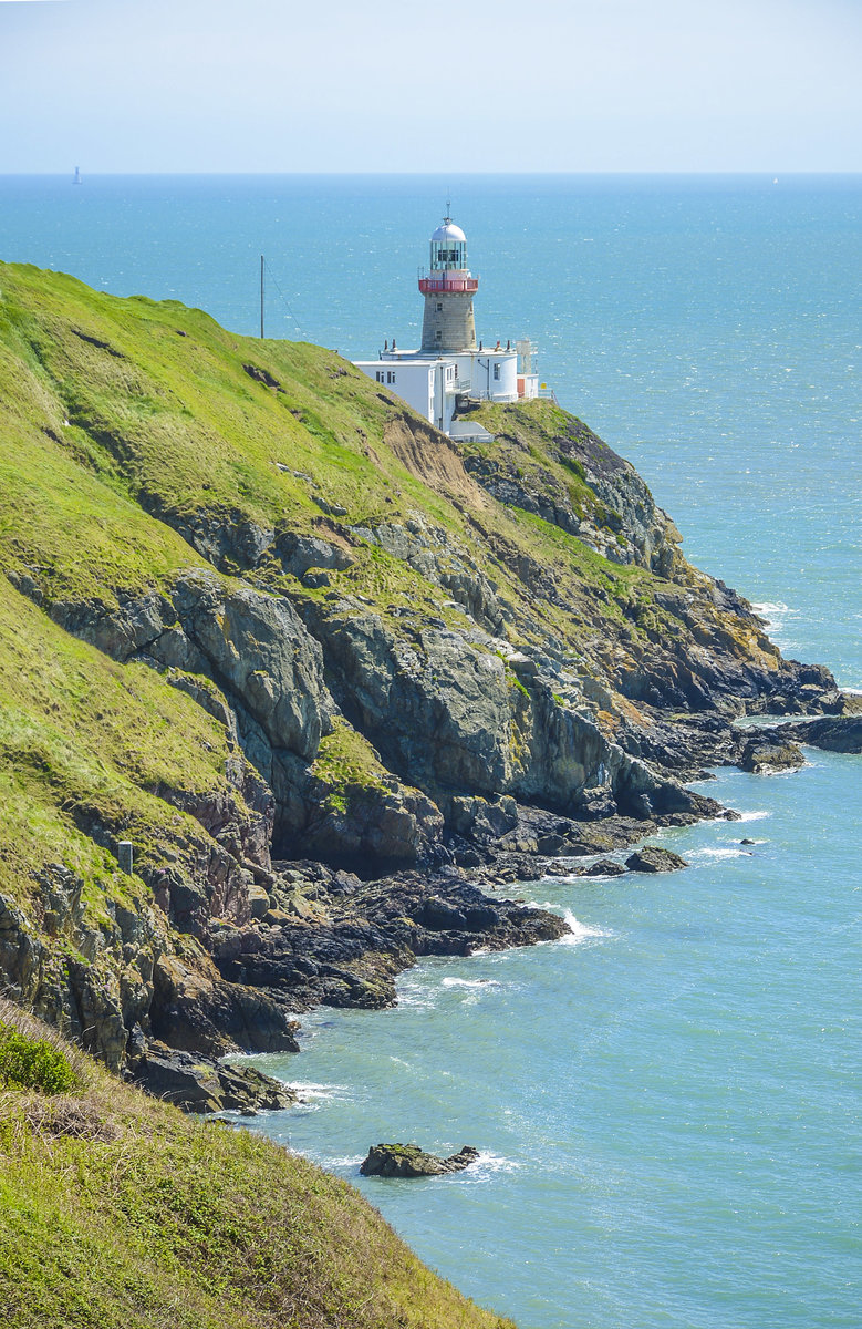 Die Felsenküste vor Bali Lighthouse auf der Halbinsel Howth Head östlich von Dublin. Aufnahme: 12. Mai 2018.