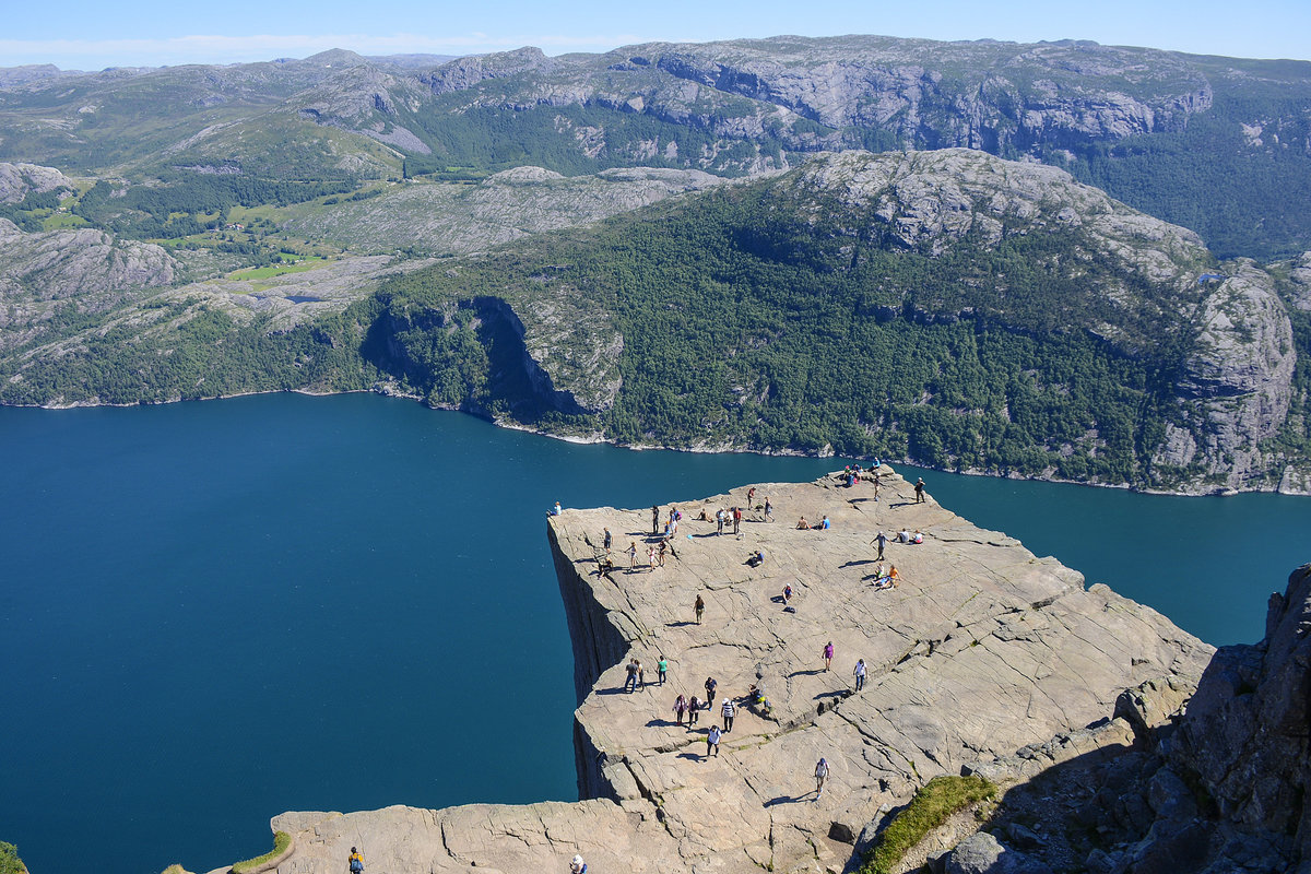 Die Felsformation Preikestolen in Norwegen entstand durch Frostsprengung vor zirka 10.000 Jahren, als die Kanten des Gletschers bis oberhalb des Felsens reichten. Das Wasser gefror in den Felsspalten und sprengte große, kantige Blöcke ab, die der Gletscher dann mit sich führte. Dies ist die Ursache für die kantige Form des Plateaus. Entlang des Plateaus zieht sich auch heute ein tiefer Riss. Die Geologen der Region bestätigen jedoch die Sicherheit des Plateaus.
Aufnahme: 2. Juli 2018.