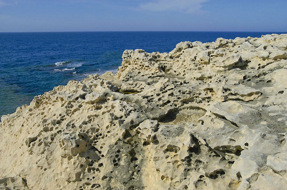 Die Felsformationen am Dwejra Point auf der Insel Gozo wurden vor mehreren Millionen Jahren gebildet. Aufnahme: Oktober 2006.