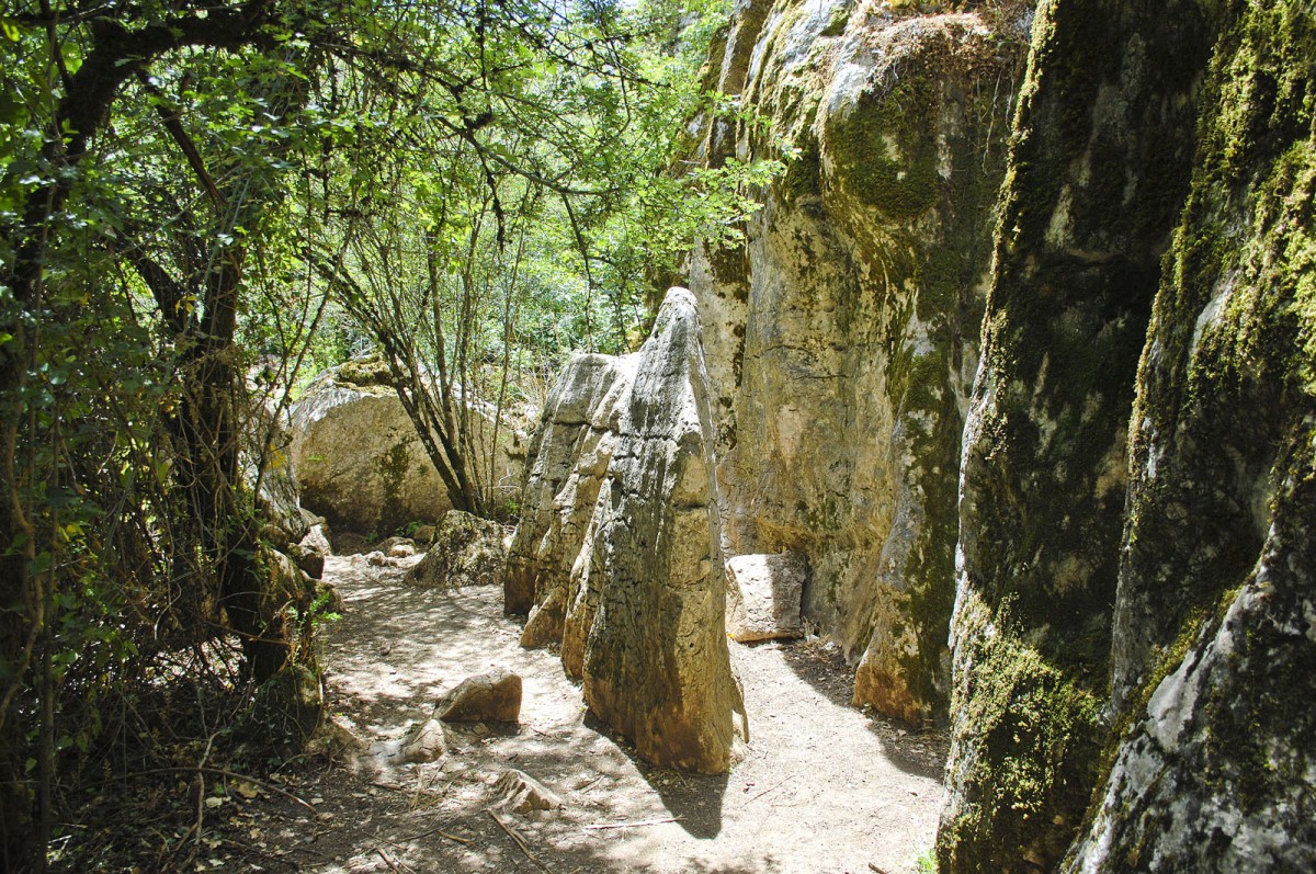Die gelbe Route im Naturschutzgebiet El Torcal (Paraje Natural Torcal de Antequera) ist 2,5 km lang und führt zu »Las Ventanillas« in 1200 Meter Höhe. Aufnahme: Juli 2014.