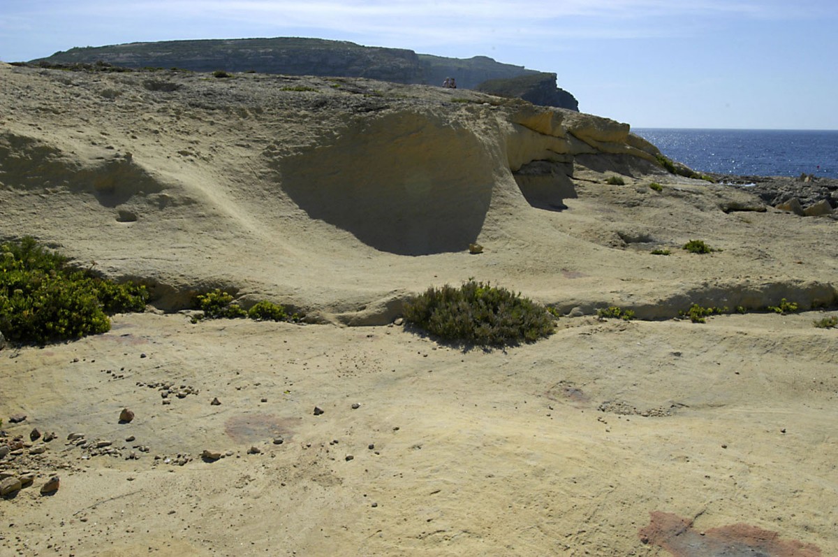 Die gesamte Westüste der Insel Gozo stellt den letzten Teil einer ehemaligen Landbrücke zwischen Europa und Afrika dar, die vor etwa 13000 Jahren zum Ende der Würmeiszeit unterbrochen wurde. Aufnahme: Oktober 2007.