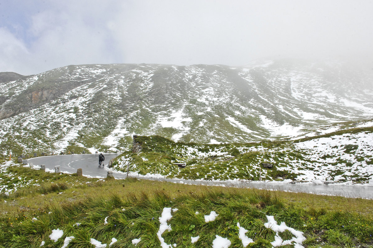 Die Großglockner Hochalpenstraße vor dem Hochtor nach einem sommerlichen Schneefall. Aufnahme: 6. August 2016.