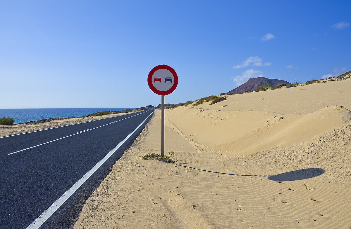 Die Hauptstraße FV 1 geht direkt durch das Dünengebiet von Corralejo auf der Insel Fuerteventura. Das Dünengebiet grenzt direkt an den Atlantik an.
Aufnahme: 18. Oktober 2017.