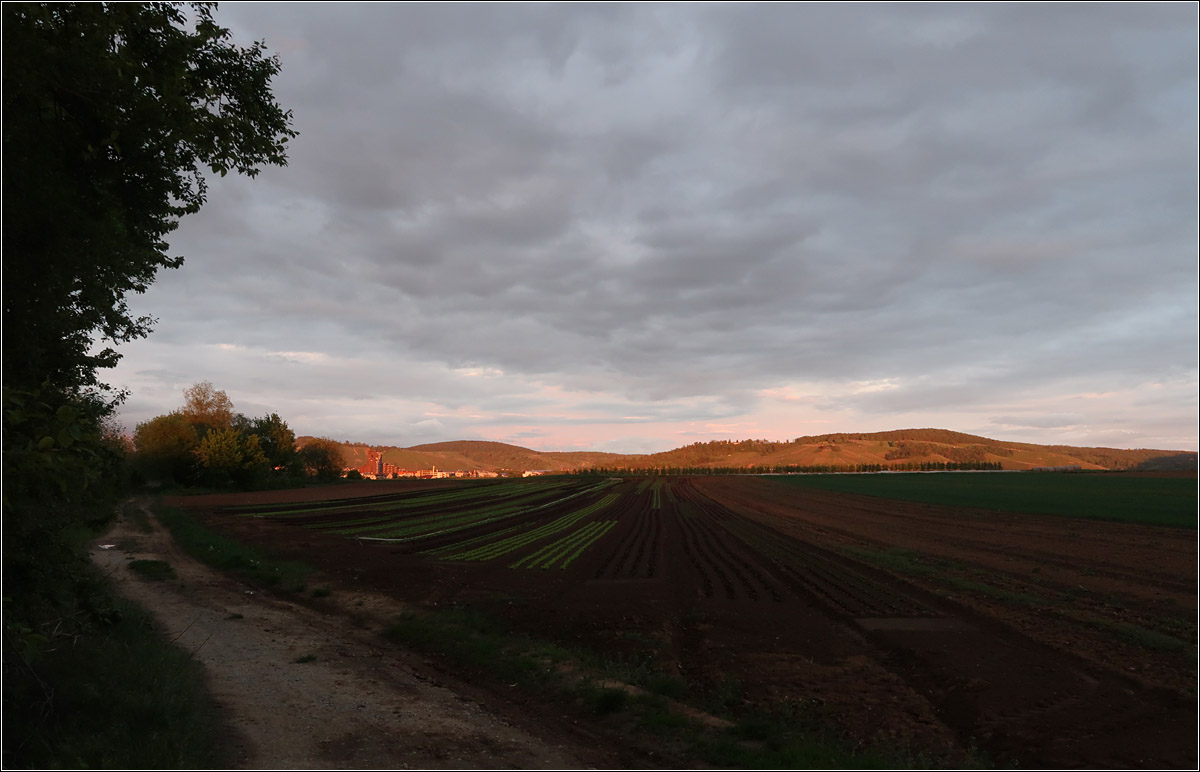 Die Höhenzüge im letzten Sonnenlicht -

Während die Felder im Vordergrund im Schatten liegen, der Himmel bedeckt fällt das letzte Licht der schon tiefstehenden Sonne nur noch auf die Schurwaldhöhen am Rande der Remstalbucht und diese erstrahlen.

Kernen-Rommelshausen, 13.05.2021 (M)