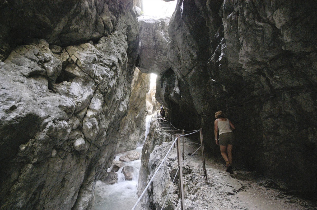 Die Höllentalklamm bildet auf einer Länge von über 1000 Metern das Ende des Höllentals, das zwischen Blassenkamm und Waxensteinkamm im Zugspitzmassiv liegt. Aufnahme: Juli 2008.