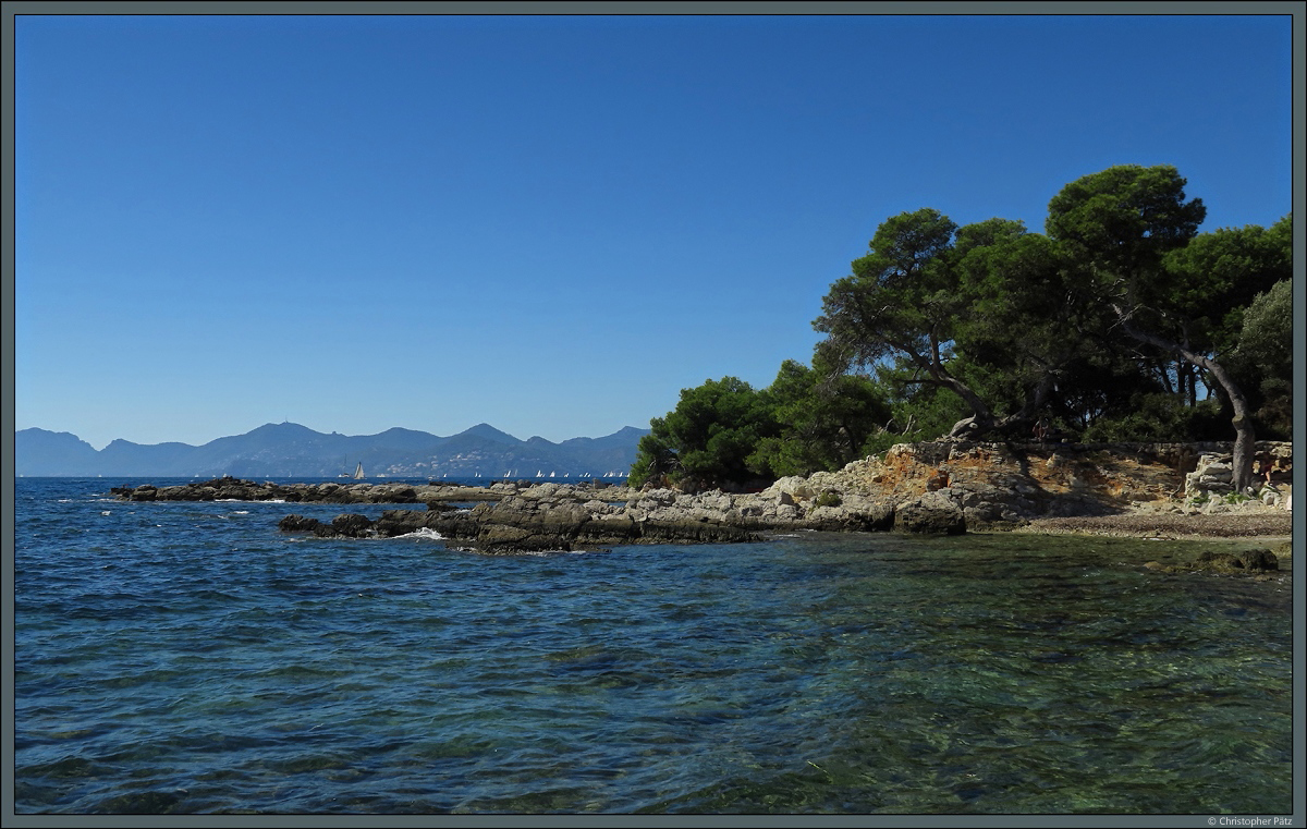 Die Insel Sainte-Marguerite vor der Küste von Cannes bietet auf ihrer Südseite zahlreiche schön gelegene Buchten. An der Küste im Hintergrund erhebt sich das Esterel-Gebirge. (28.09.2018)