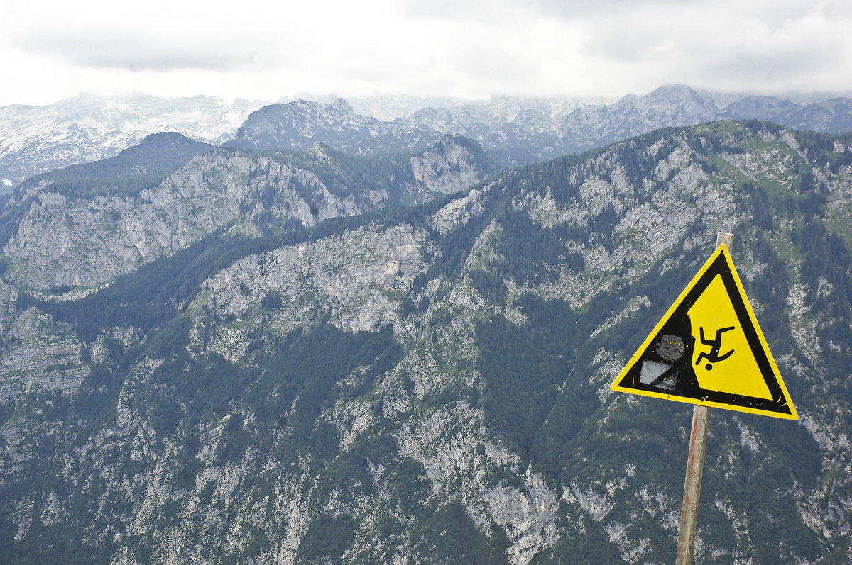 Die Juliaschen Alpen vom Vogel in Slowenien aus gesehen. Die Berge sind nicht schief, sondern das Schild. Aufnahme: 2. August 2016.