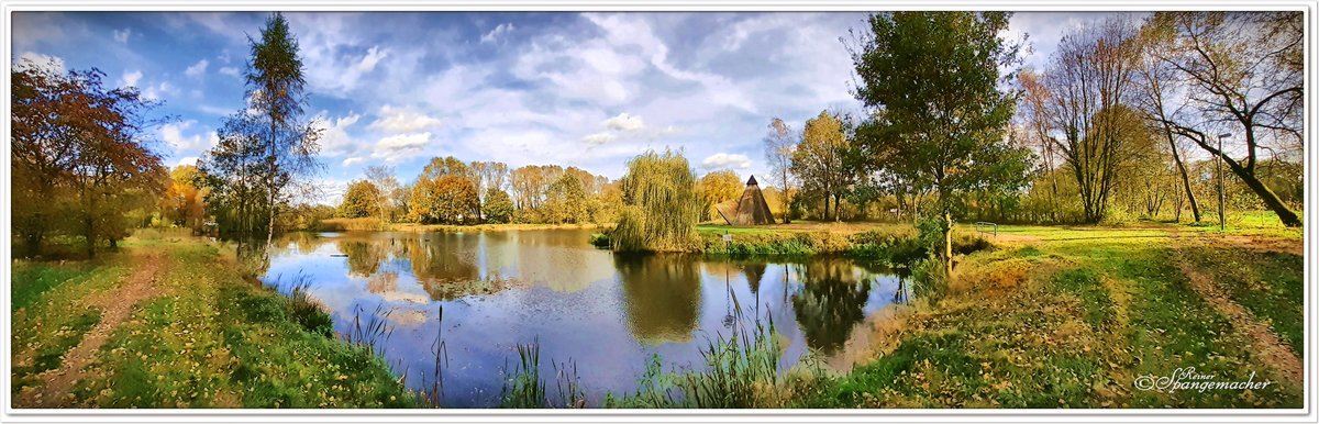 Die Köhlerhütte am Fleetsee (Regenrückhaltebecken), in Fintel Heiderandgebiet. Herbst 2019.