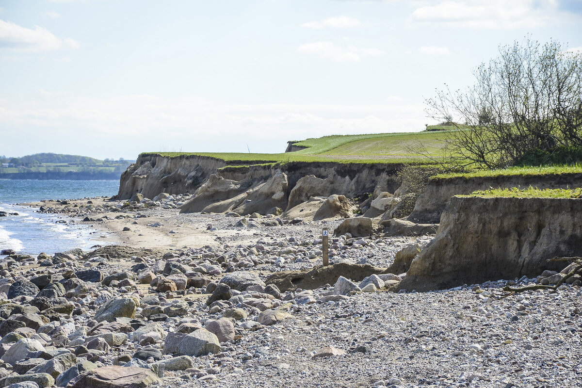 Die Küste südlich von Kobbelskov auf der Halbinsel Broagerland (Nordschleswig/Sønderjylland). Aufnahme: 22. April 2024.