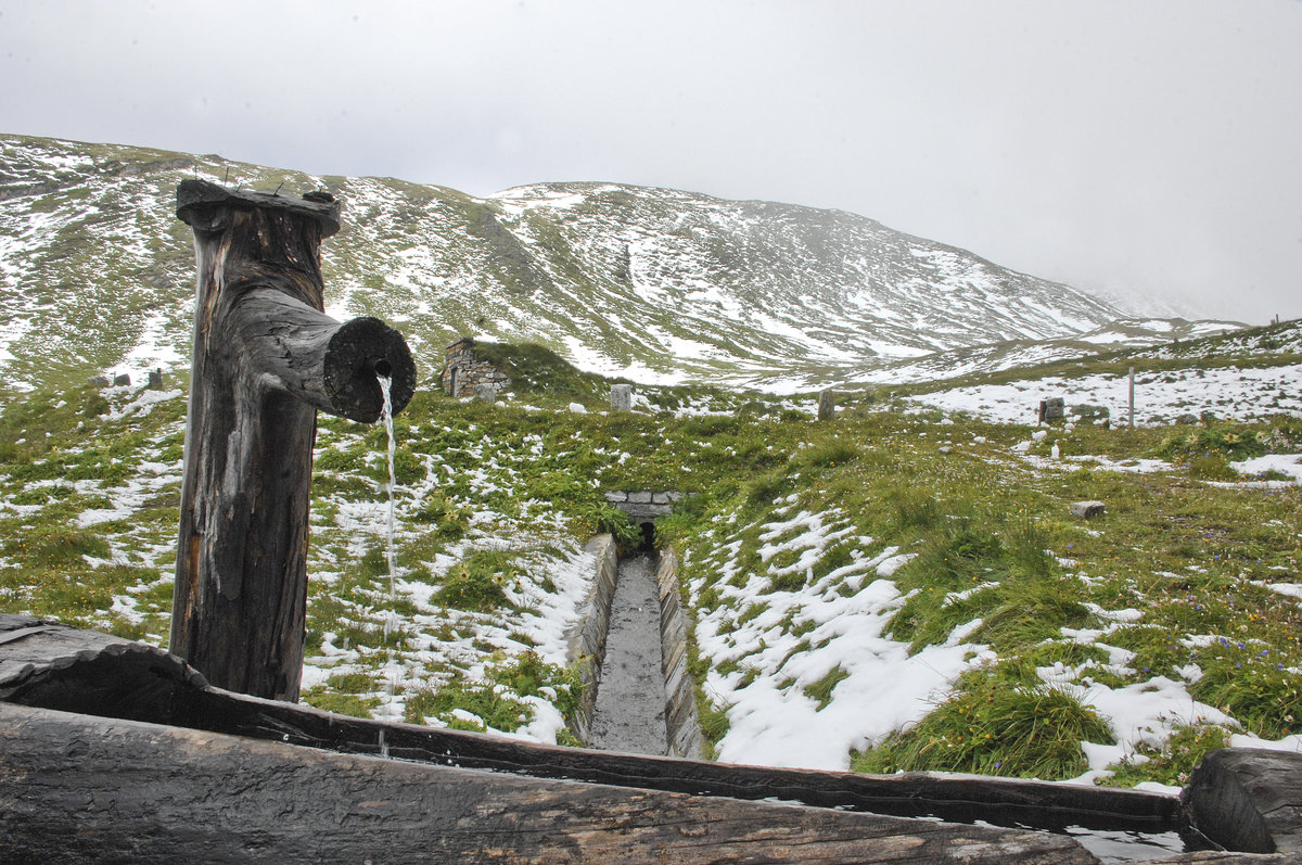 Die Landschaft an der Großglockner Hochalpenstraße nach einem sommerlichen Schneefall. Aufnahme: 5. August 2016.