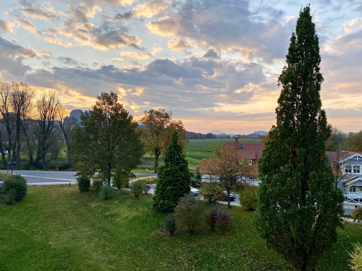 Die Landschaft bei Ostrau (Bad Schandau) am Morgen des 26. Oktober 2021.