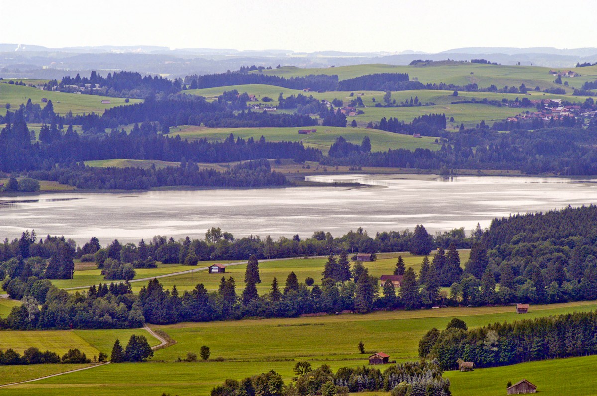 Die Landschaft zwischen Schwangau und Hohenschwangau von Neuschwanstein aus gesehen. Aufnahme: Juli 2008.