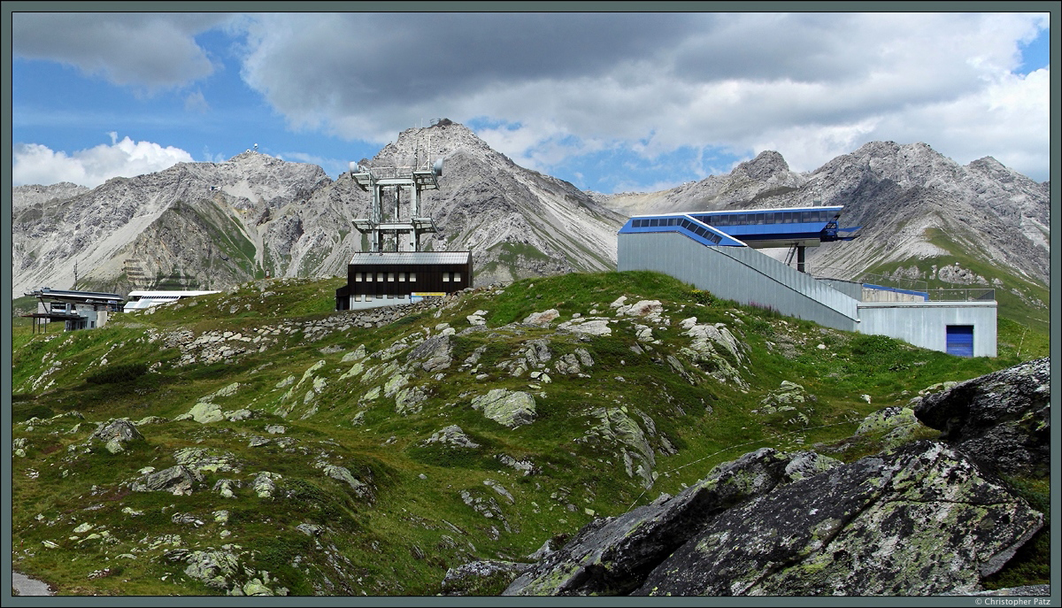 Die Lechtaler Alpen sind ein beliebtes Wintersportgebiet. Der 2184 m hohe Galzig wird daher gleich von mehreren Skiliften erschlossen. Im Hintergrund ist das Valluga-Massiv zu sehen. Links der Valluga (2809 m, erkennbar an der Bergstation), in der Mitte die Schindlerspitze (2648 m) und rechts Lorfekopf (2689 m) und Weißschrofenspitze (2752 m). (09.08.2015) 
<a href= http://www.landschaftsfotos.eu/bild/oesterreich~tirol~lechtaler-alpen/31241/blick-vom-galzig-auf-die-lechtaler.html >Zum linken Teil des Panoramas</a>