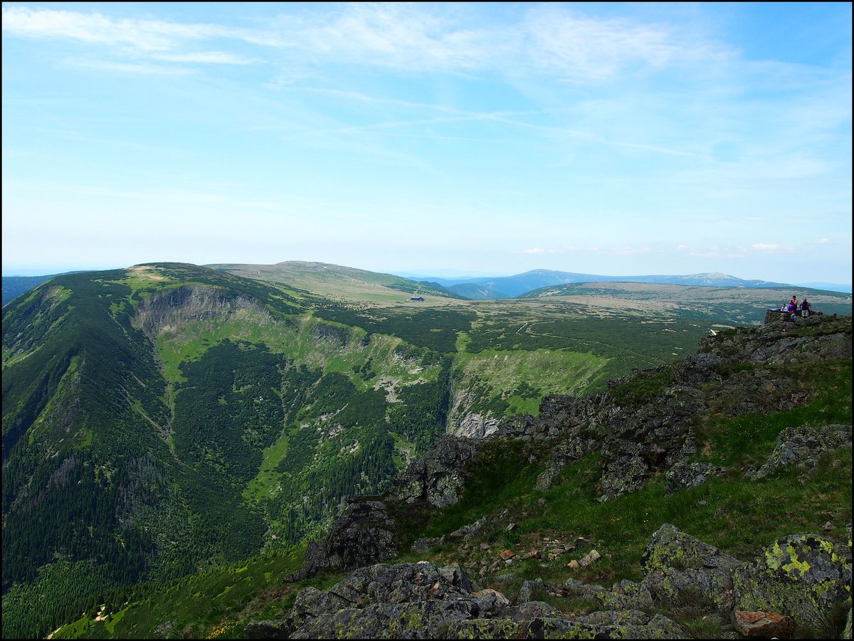 Die Luční bouda aus Schneekoppe(dt. Wiesenbaude) ist eine Bergbaude im tschechischen Teil des Riesengebirges. Sie liegt auf der Weißen Wiese im Quellbereich der Bílé Labe (Weißwasser) auf 1.410 Meter, 3 Kilometer westlich der Schneekoppe und rund 500 Meter südlich der polnisch-tschechischen Staatsgrenze. 22.6.2017