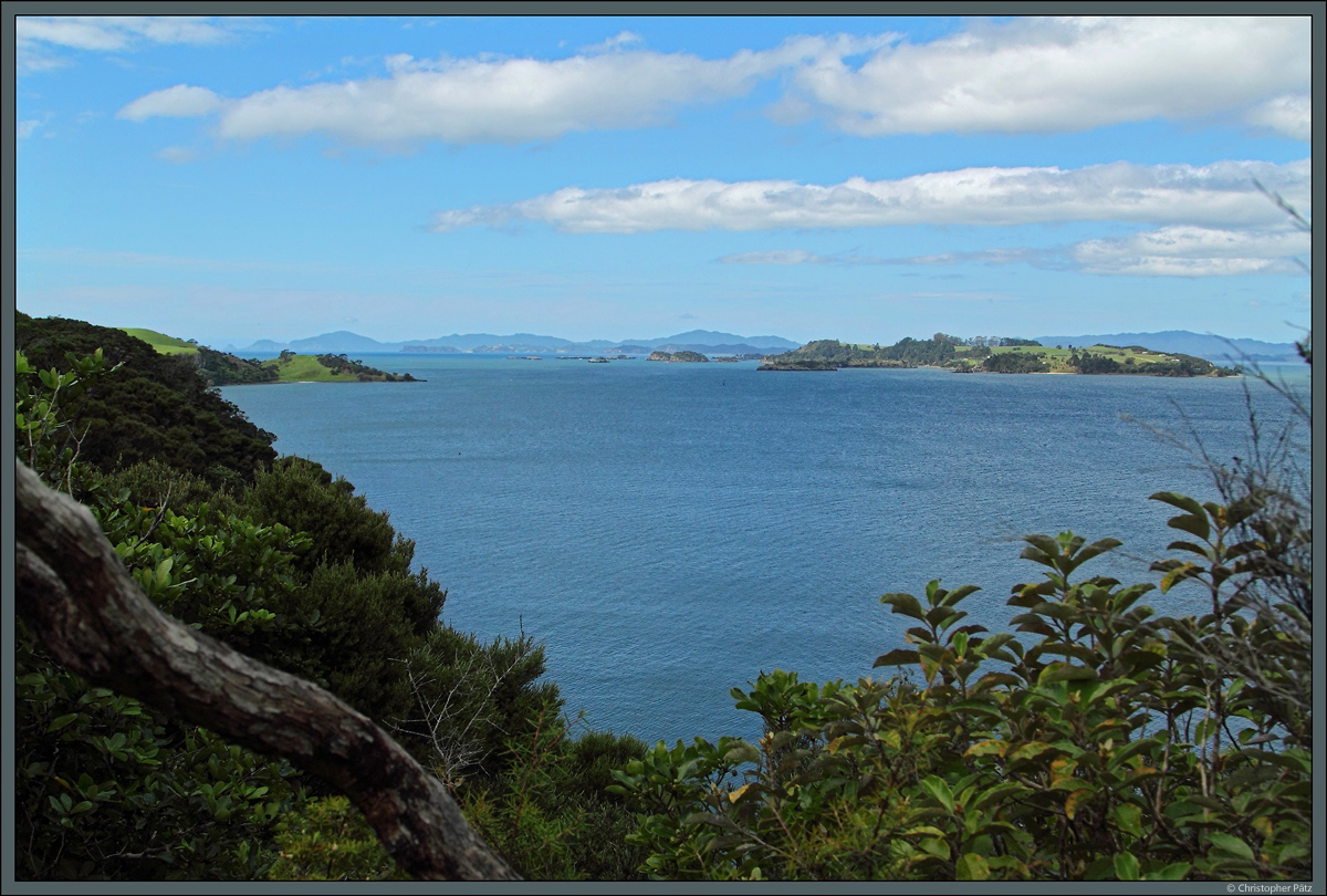 Die Opito Bay bei Kerikeri gehört zur Bay of Island, die durch ihre zahlreichen kleinen Insels geprägt ist. (12.10.2016)