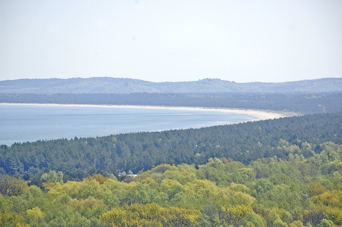 Die Ostsee und die Insel Wolin (Wollin) von der Küstenbatterie Goeben aus gesehen. Aufnahme: 7. Mai 2016.