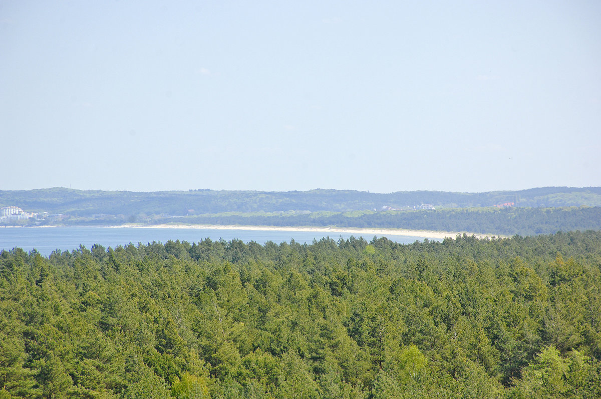 Die Ostsee und die Insel Wolin (Wollin) von der Küstenbatterie Goeben aus gesehen. Aufnahme: 7. Mai 2016.